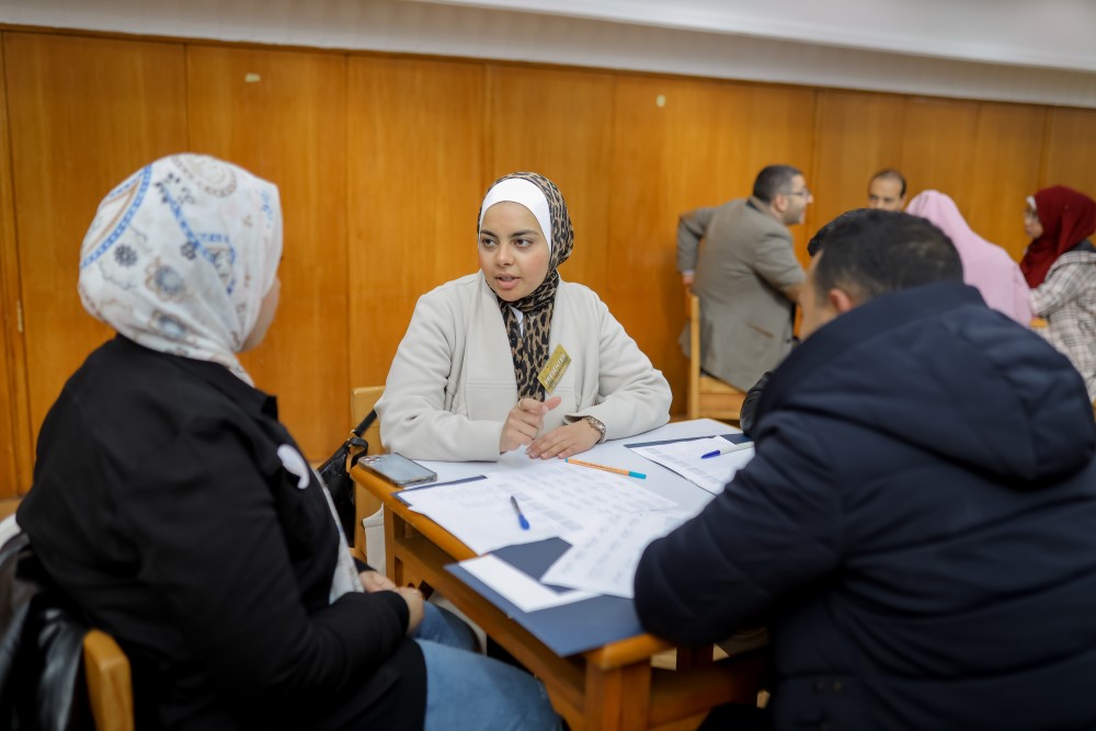 instructor talking with students round table dicussion